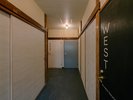 【貸切サウナ】2つの貸切サウナ「EAST」と「WEST」は、朝日と夕日の光をイメージし、一日の巡りを表現