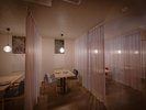 【レストラン:Repast】座り心地のよい椅子、幻想的な光、風を感じて揺れるカーテン