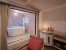 【黄昏の部屋】硝子で仕切られた浴室。夕暮れをイメージしたお部屋でゆったりと
