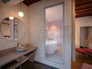 【黄昏の部屋】客室と浴室を大きな硝子で仕切り、開放感のある空間に