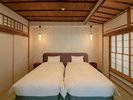 【中庭の部屋】寝心地にこだわったベッド。静寂の夜へと導きます