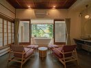 【中庭の部屋】空間に溶け込むことを意識した新しい和の家具。ゆったりとした時間をお過ごしください