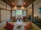 【中庭の部屋】窓を開けると半露天風呂になる浴室。