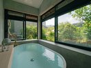 【中庭の部屋】四季折々の景色をお楽しみください