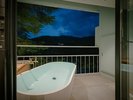【眺めの部屋】夜の露天風呂。幻想的に照らし出される湯船に、新鮮なお湯をたたえます。