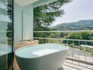 【眺めの部屋】楕円の湯舟に浸かれば、視界に入るのは森と空だけ