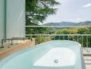 【眺めの部屋】屋外テラスのお風呂。楕円の湯舟に浸かってゆったりと