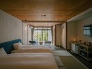 【木漏れ日の部屋】懐かしさと洗練された家具の心地よさが、見えない緊張をほぐします