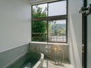 【木漏れ日の部屋】光あふれるお風呂。湯舟に浸かりながら心癒されるひとときを