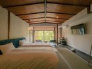 【木漏れ日の部屋】寝心地にこだわったベッド。見えない緊張をほぐし、静寂の夜へと緩やかに導きます