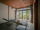 【木漏れ日の部屋】ゆらめく光。窓を開ければ森の風