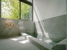 【木漏れ日の部屋】昭和時代に作られたレトロな湯舟をリメイクし、光あふれるお風呂に仕上げました