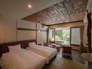 【中庭の部屋】年月をかけて育った庭の木や、時を経ても美しい柱や障子