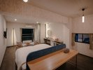 【眺めの部屋】森に浮くお部屋です。楕円の湯舟に浸かれば、視界に入るのは森と空だけ