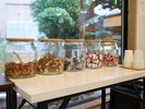 【ミストラウンジ】ミストラウンジで温かい飲み物、オリジナルドリンク、お菓子をお召し上がりください。