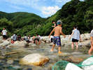 【夏】清流で魚のつかみ取りにチャレンジ!!