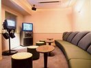 1階カラオケルーム。仲間内で盛り上がりたいときにおすすめ!18名定員で2部屋あります。