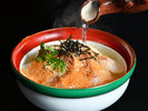 鯛の漬け丼。だしを注ぐと鯛茶漬け。一杯で二度美味しい贅沢な逸品。