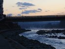 朝霧のなかに浮かび上がる橋と川。幻想的な光景が旅に彩りを加えます。