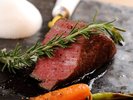 ルビー色に輝く黒華牛フィレにアップグレード。極限まで引き出された肉の旨みをご堪能ください。
