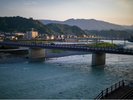 ただ川の流れを眺めるだけで、日々の喧騒が消えていく。心ほどける大人旅。