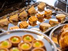 【朝食】朝からワインが恋しくなる?美しいチーズやタルトを前に、悩みが尽きません。