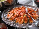 【朝食】食欲をそそるシズル感に胃袋が鳴る。「今日はどこへ行こうか」と会話も弾む。