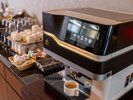 【朝食】挽きたての深い香りにホッとひと息。本格マシンが淹れる一杯で、心も体も優しく目覚めます。