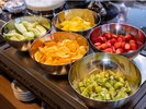 【朝食】朝の光を浴びてキラキラ輝くフルーツ。一口かじれば、弾ける果汁に気分も爽快!