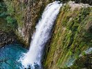 白い飛沫を上げ、青い淵に落ちる鹿目の滝。マイナスイオンを浴びる。