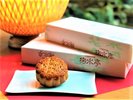 売店にて掬水亭オリジナル商品「小月餅」を販売しております。こしあんと栗を混ぜた上品な甘さの餡です。