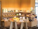 ロビー(1F)売店コーナー。オリジナル商品や狭山茶商品、秩父特産品などをご用意しております。