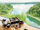 朝食の和定食を多摩湖の眺望と共に… ※空気が澄んでいる日は富士山が望めます