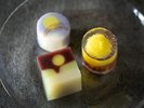 「多摩湖にのぼる月」をイメージした和菓子。 ※ラウンジにて日替わりでご提供。