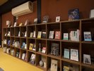 ◆ライブラリーコーナー(言葉のアトリエ内) きっと手に取ってみたくなる本が見つかるライブラリーです
