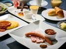 【朝食】ピアノの生演奏が心地よく響く空間で一日のスタートを