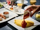 【朝食】シェフ自慢のオムレツをはじめ、一日のスタートを元気においしく