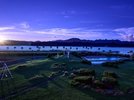熊野の海と山を一望する夕暮れのガーデン