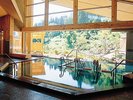 【里の湯】「抱きっこ石」「饅頭蒸かし」などの変わったお風呂が楽しめます。