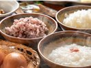 【ご朝食】地元産コシヒカリを使用したご飯。白米、八穀米、おかゆからお選びいただけます。