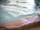 【泉質】アルカリ性単純温泉でpH値9.3と高いため、湯につかると肌がツルツルになります。