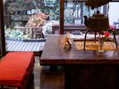 【館内施設】囲炉裏のある空間。自然と話が弾み、普段はできないようなお話も広がります。