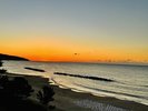 �y�L�����r�[�`�z�R�o���g�u���[������������̊C������B�[���ɂ͈��F�̗[�z���ς邱�Ƃ��B