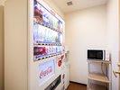 ソフトドリンクの自動販売機と電子レンジを完備したベンダーコーナーです。