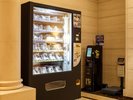 便利グッズ自動販売機、外貨両替機、ラゲッジスケール