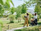子供と庭を散歩