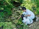 敷地内の川遊び
