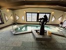 大浴場「銀河」※男女入れ替え制地元の彫刻家、重岡建治氏の作品「愛」が展示されています。