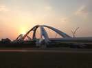 夕焼けに染まる豊田大橋・ホテルから徒歩約10分。建築家・黒川紀章によるデザイン