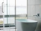 ■新館SPAタワー-最上階ビューバスDXツイン-■35u。窓いっぱいに広がる海が見えるビューバスルーム
